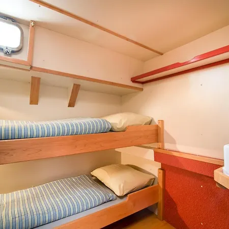 Nooit Volmaeckt Bateau-hôtel