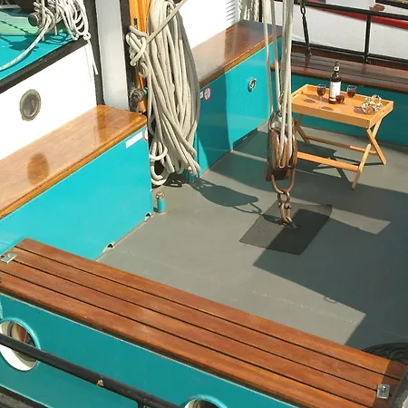 Nooit Volmaeckt Bateau-hôtel *