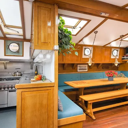 Nooit Volmaeckt Bateau-hôtel *